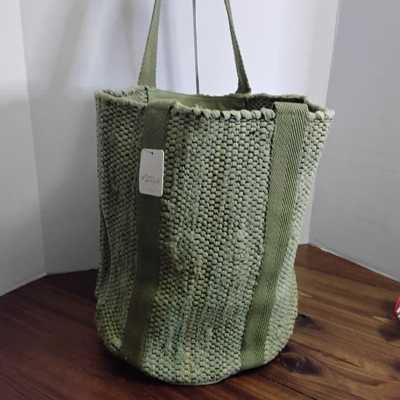 Free People NWT Bucket quilted hobo bag.  Beautiful Green color. - Picture 2 of 9